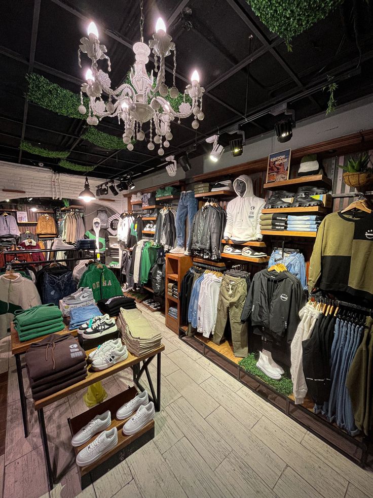 Cửa hàng thời trang nam phong cách streetwear với đèn chùm — bán quần áo nam online