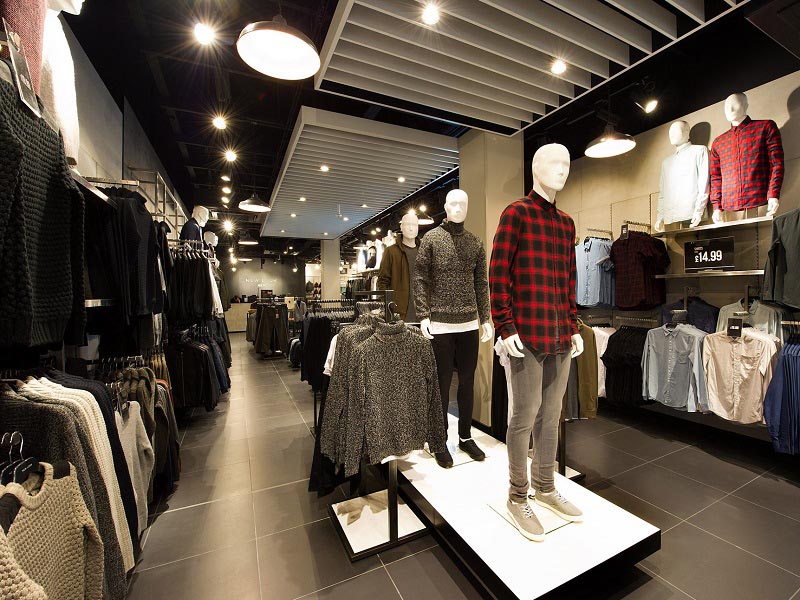 Cửa hàng thời trang nam thiết kế hiện đại, trưng bày sơ mi flannel — mở shop thời trang nam