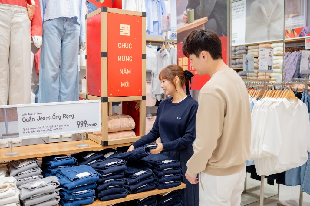 Khách mua sắm quần áo nam dịp Tết bên quầy quần jeans — nhập hàng Tết thời trang nam