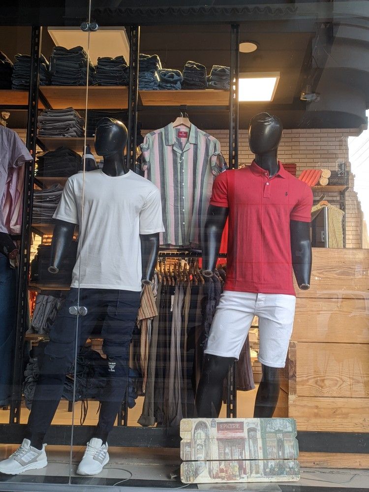 Ma-nơ-canh mặc áo polo nam đỏ và áo thun trắng ở mặt tiền shop — nhập sỉ áo polo nam