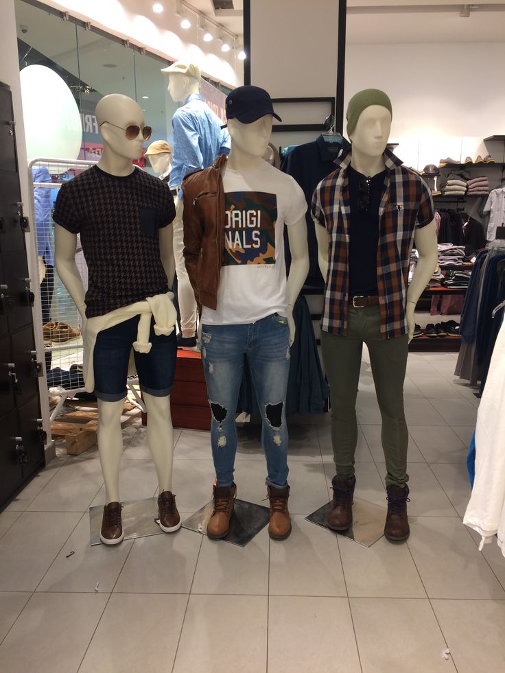 Ma-nơ-canh mặc áo thun nam phối jeans, form regular — nhập sỉ áo thun nam