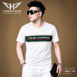 Áo thun nam cổ tròn QC – band ngực xanh rêu thêu chữ (Trắng) - xưởng sỉ Hoàng Hưng