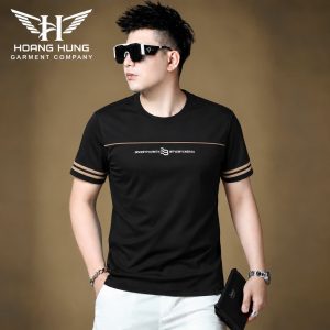 Áo thun nam cổ tròn QC – sọc nâu ngực tay in chữ (Đen) - xưởng sỉ Hoàng Hưng