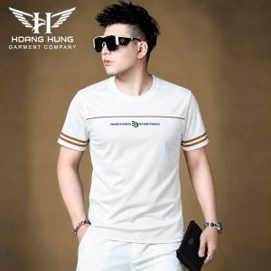 Áo thun nam cổ tròn QC – sọc nâu ngực tay in chữ (Trắng) - xưởng sỉ Hoàng Hưng