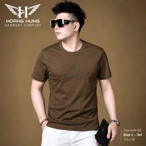 Áo thun nam cổ tròn QC – thêu nổi thánh giá (Nâu) - xưởng sỉ Hoàng Hưng