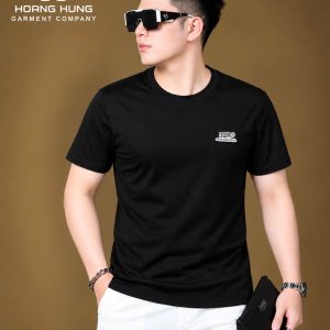Áo thun nam cổ tròn QC – gắn tem logo chữ nhật ngực trái (Đen) - xưởng sỉ Hoàng Hưng