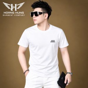 Áo thun nam cổ tròn QC – gắn tem logo chữ nhật ngực trái (Trắng) - xưởng sỉ Hoàng Hưng