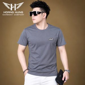 Áo thun nam cổ tròn QC – gắn tem logo chữ nhật ngực trái (Xám đậm) - xưởng sỉ Hoàng Hưng