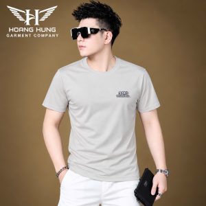 Áo thun nam cổ tròn QC – gắn tem logo chữ nhật ngực trái (Xám nhạt) - xưởng sỉ Hoàng Hưng