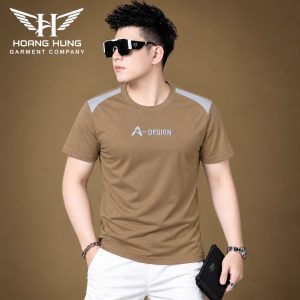 Áo thun nam cổ tròn QC – phối màu vai, in chữ nhỏ ngực (Nâu) - xưởng sỉ Hoàng Hưng