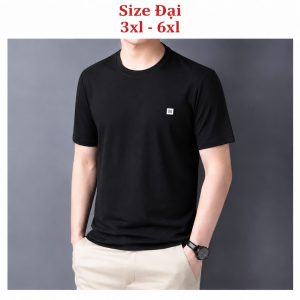 Áo thun nam cổ tròn QC – size đại gắn tem logo vuông ngực trái (Đen) - xưởng sỉ Hoàng Hưng