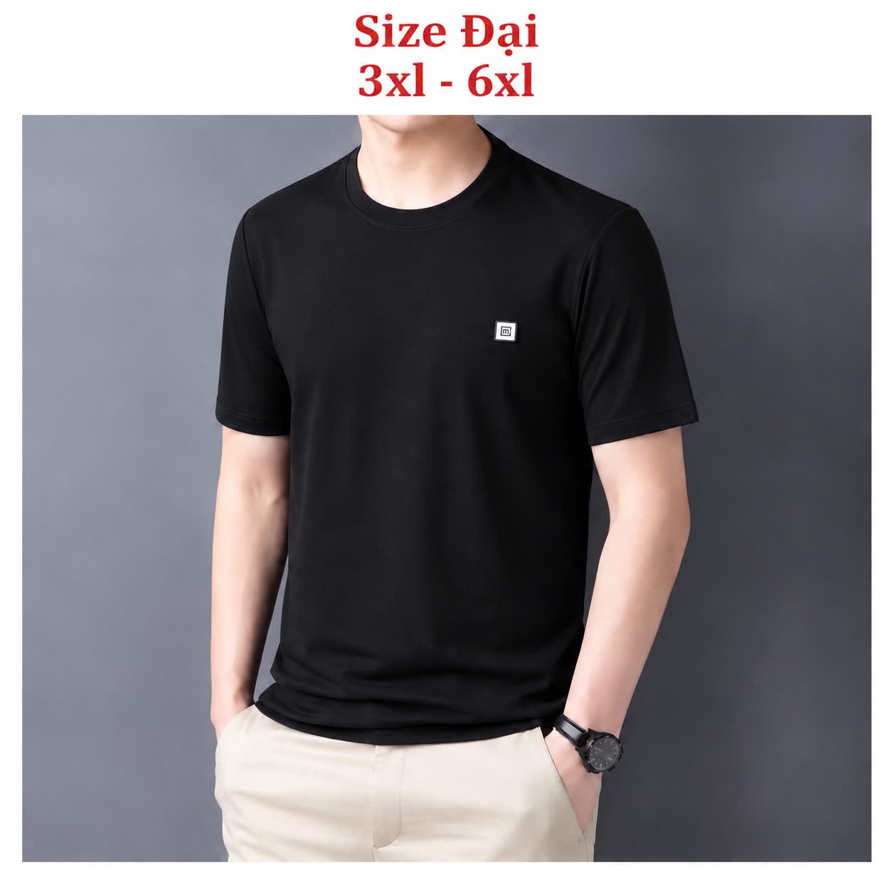 Áo thun nam cổ tròn QC – size đại gắn tem logo vuông ngực trái (Đen) - xưởng sỉ Hoàng Hưng
