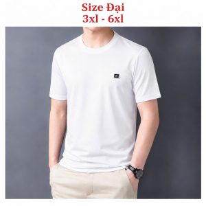 Áo thun nam cổ tròn QC – size đại gắn tem logo vuông ngực trái (Trắng) - xưởng sỉ Hoàng Hưng