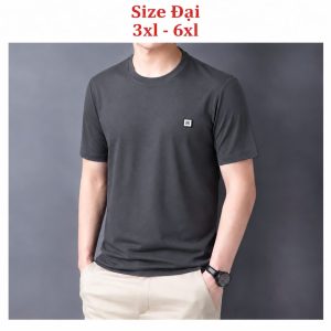 Áo thun nam cổ tròn QC – size đại gắn tem logo vuông ngực trái (Xám đậm) - xưởng sỉ Hoàng Hưng