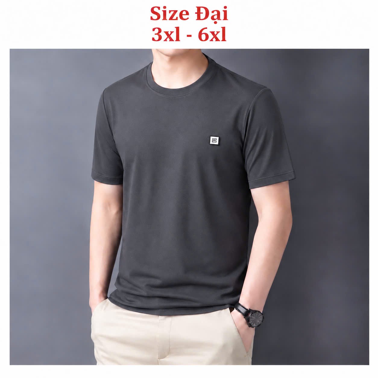 Áo thun nam cổ tròn QC – size đại gắn tem logo vuông ngực trái (Xám đậm) - xưởng sỉ Hoàng Hưng
