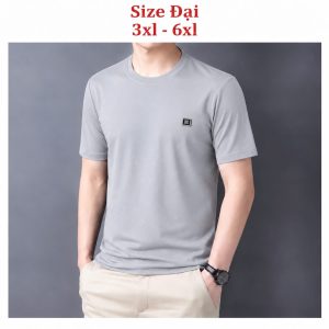 Áo thun nam cổ tròn QC – size đại gắn tem logo vuông ngực trái (Xám nhạt) - xưởng sỉ Hoàng Hưng