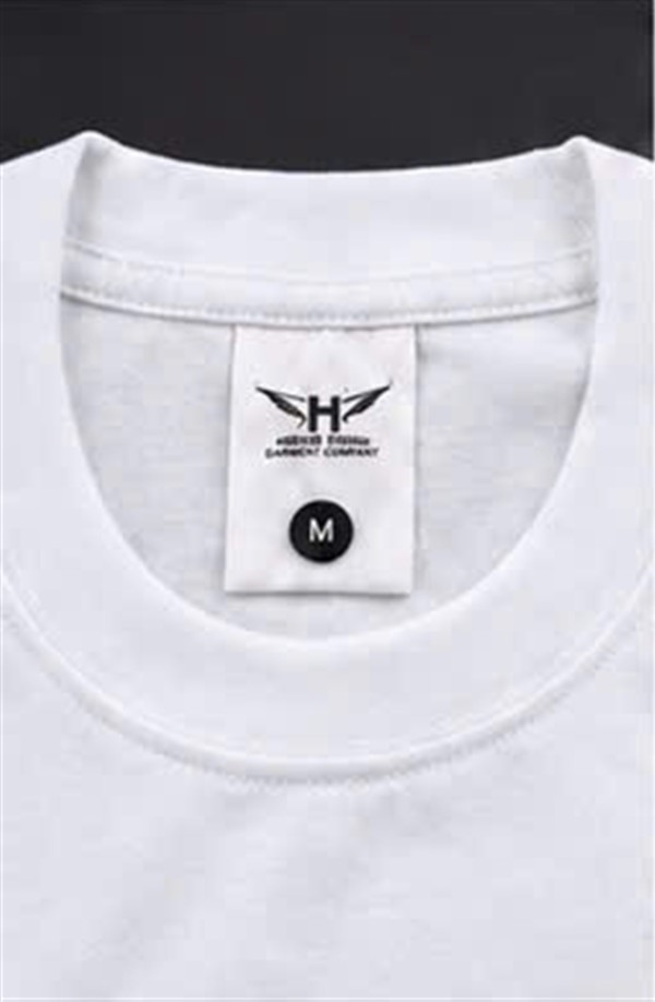 Nhãn cổ Hoàng Hưng Garment Company trên áo thun phom rộng